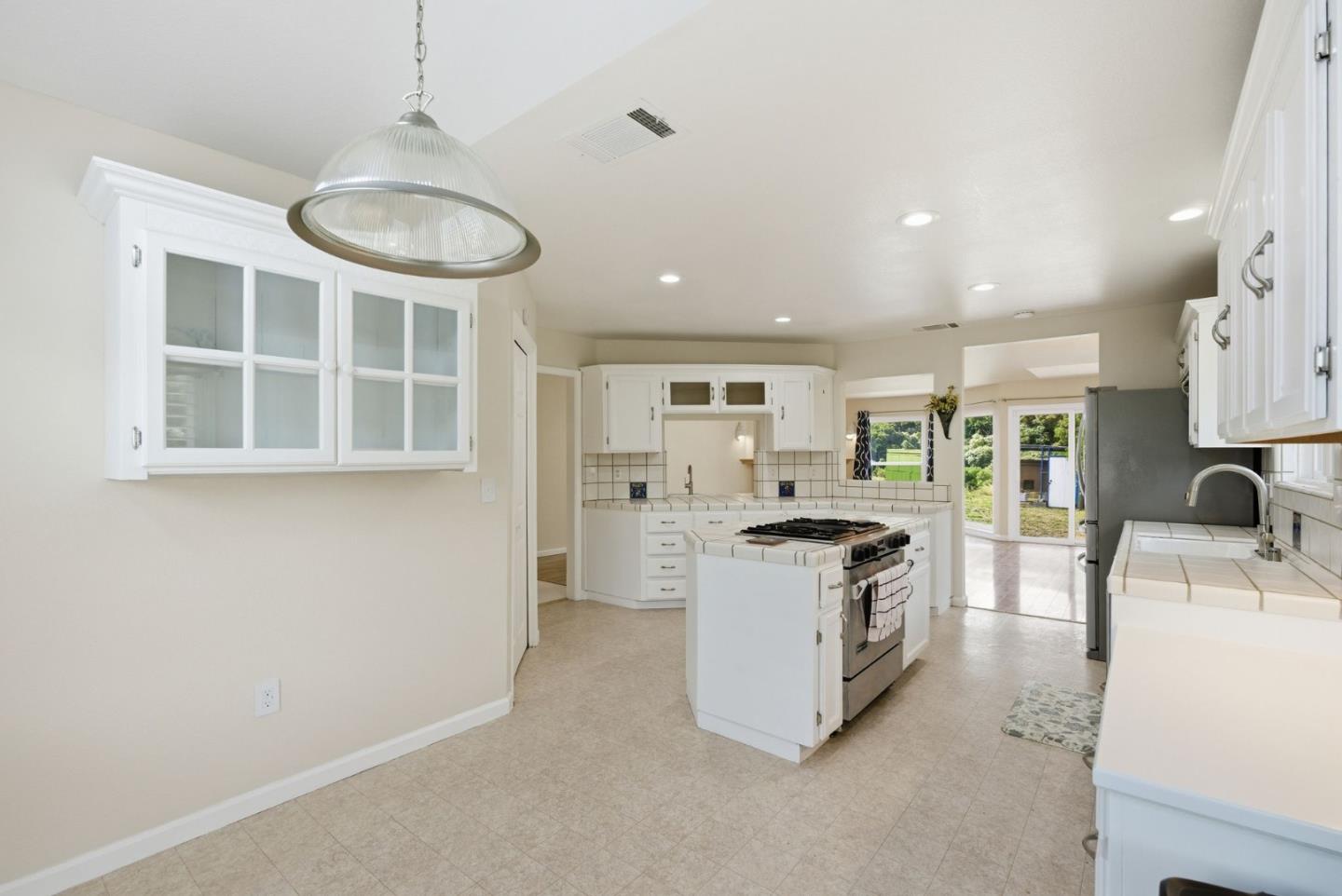1584 Rocks Road