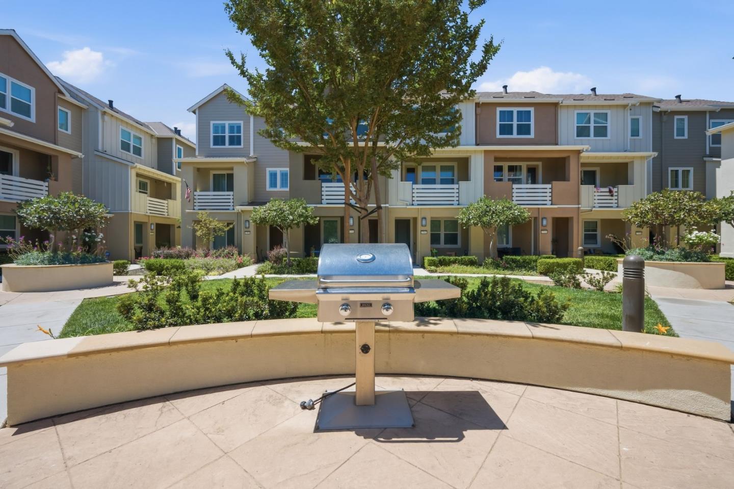 156 Lewis LN