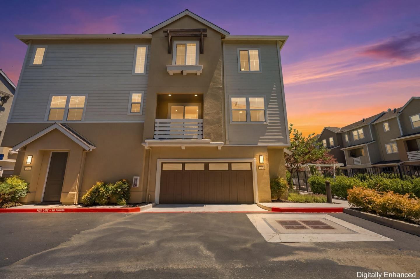 156 Lewis LN