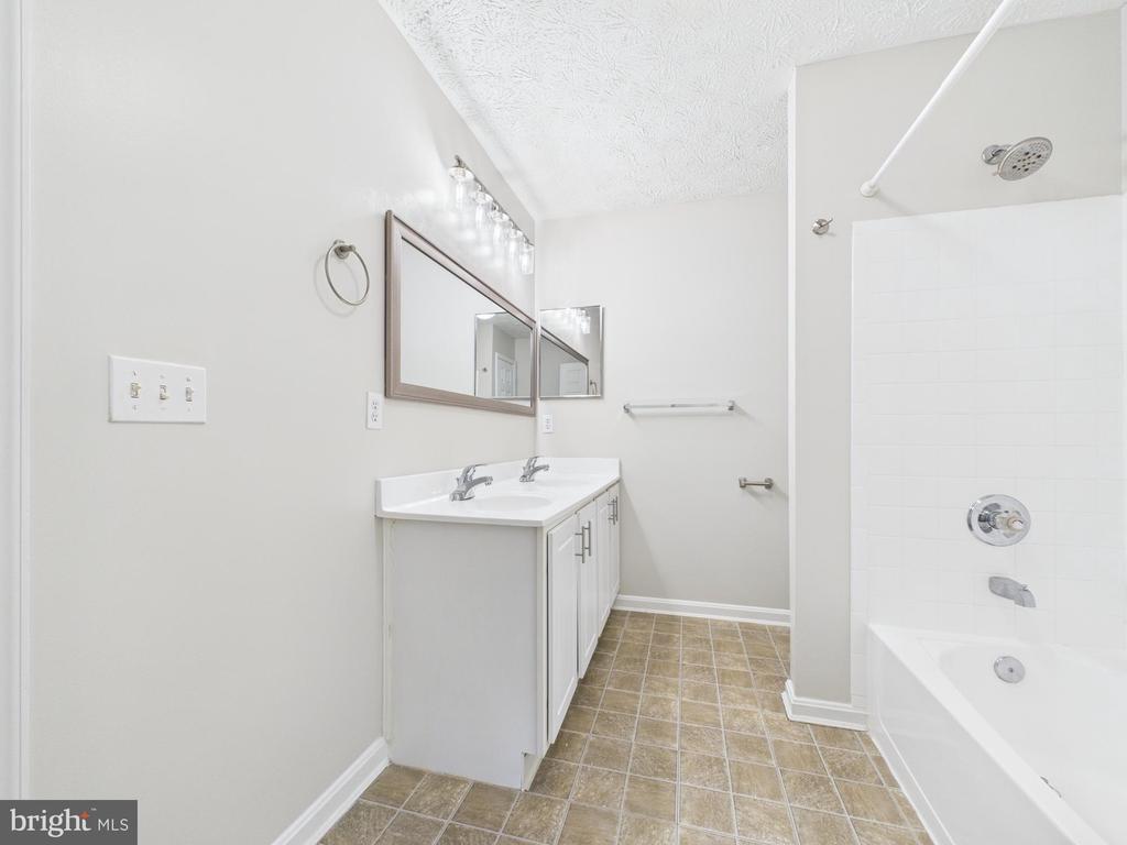 8067 BROOKSTONE COURT 100