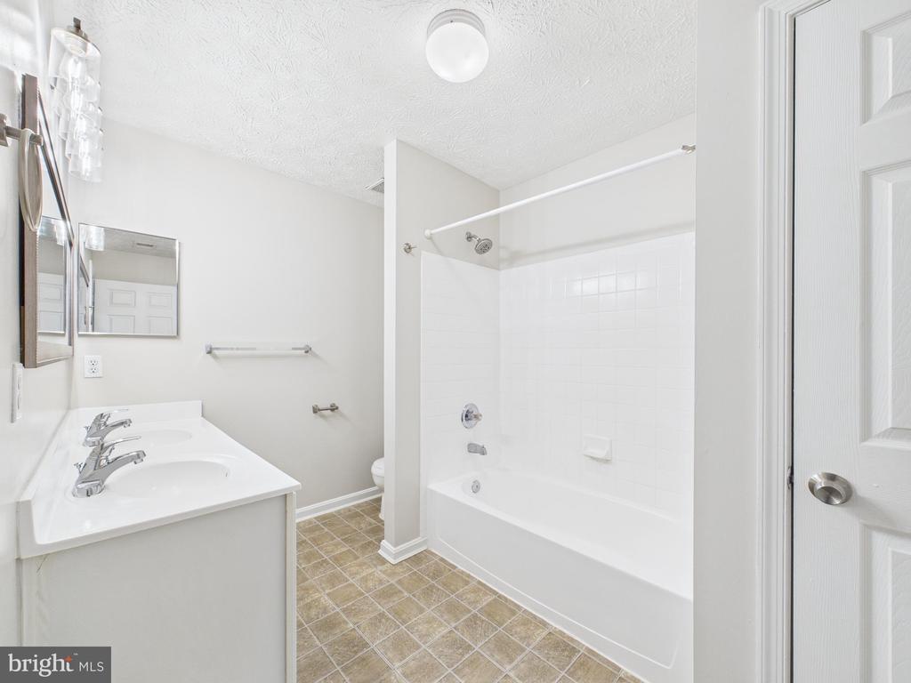 8067 BROOKSTONE COURT 100