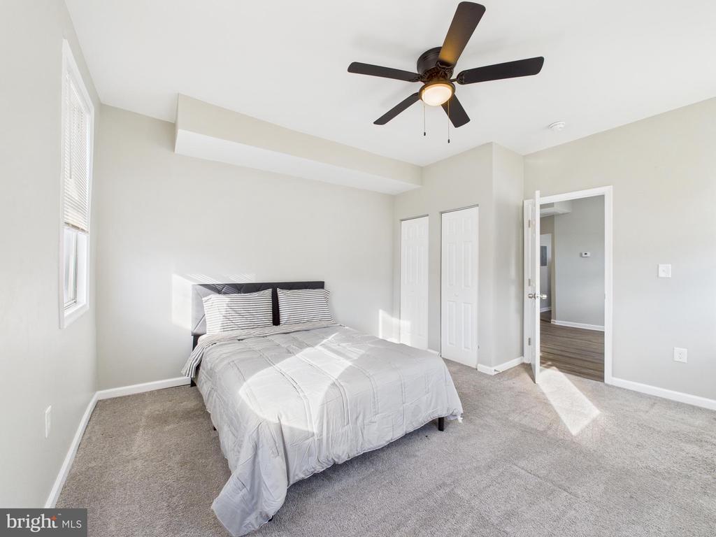 300 W CHESAPEAKE AVENUE W 4