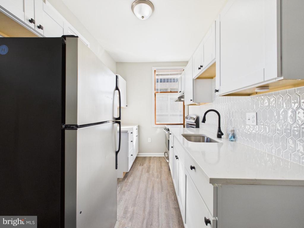 300 W CHESAPEAKE AVENUE W 4