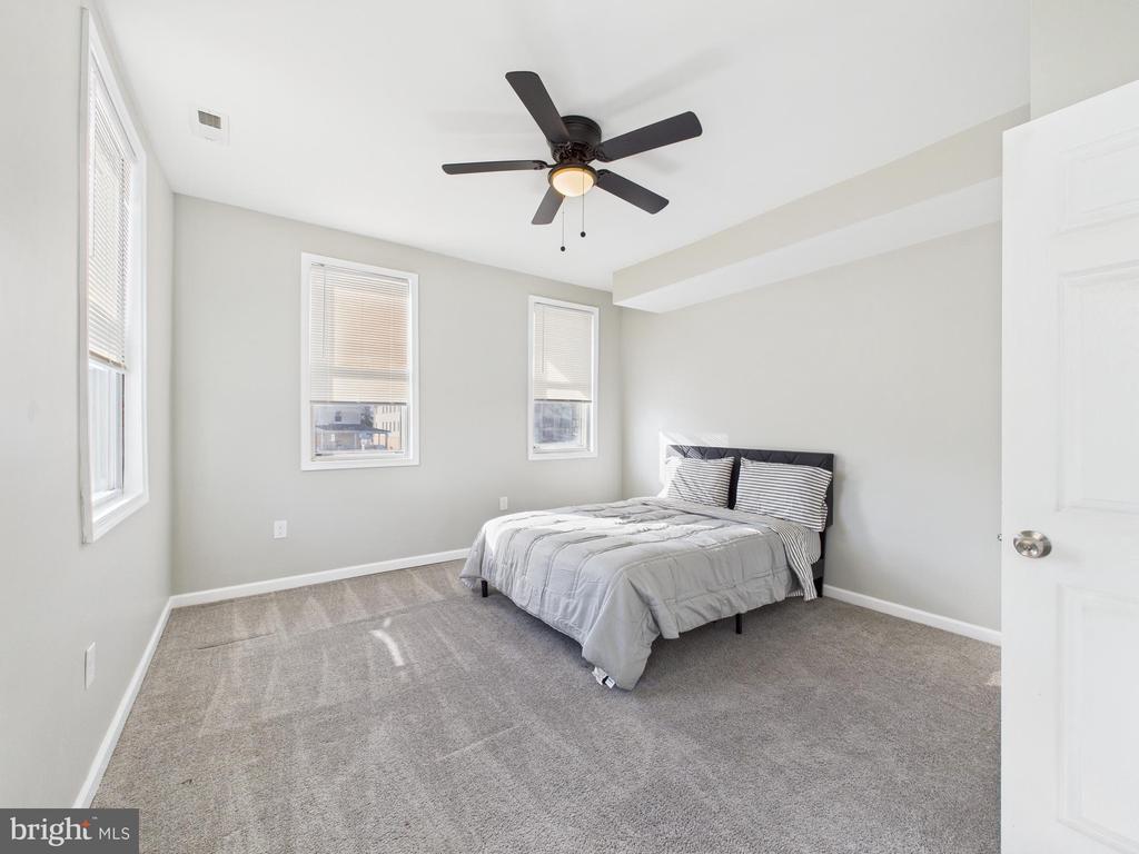 300 W CHESAPEAKE AVENUE W 4