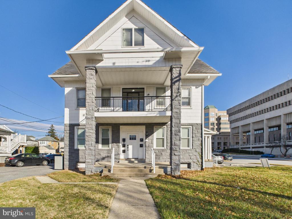 300 W CHESAPEAKE AVENUE W 4