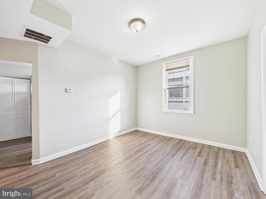 300 W CHESAPEAKE AVENUE W 4