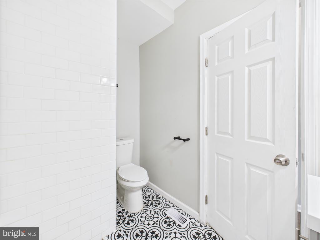 300 W CHESAPEAKE AVENUE Unit: 1