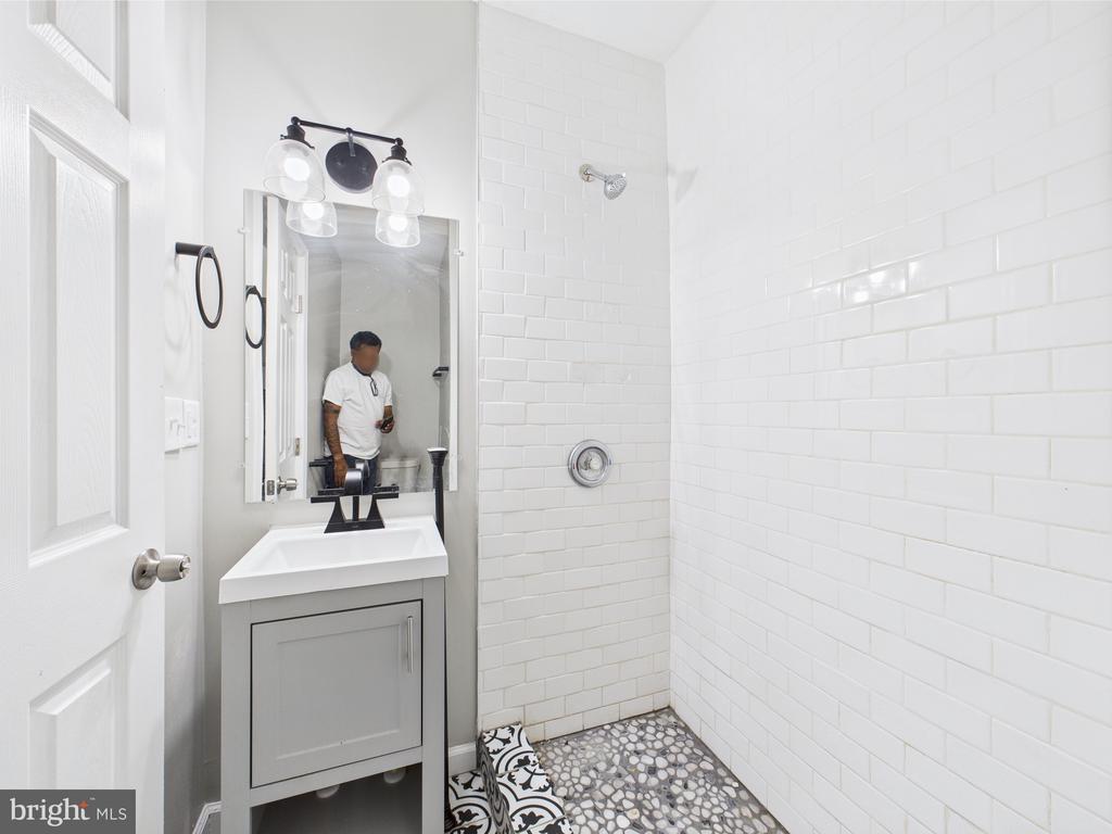 300 W CHESAPEAKE AVENUE Unit: 1