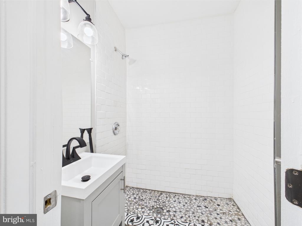 300 W CHESAPEAKE AVENUE Unit: 1
