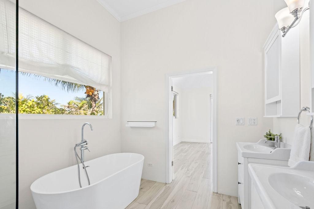 Marbella Shores - WEST BAY ST