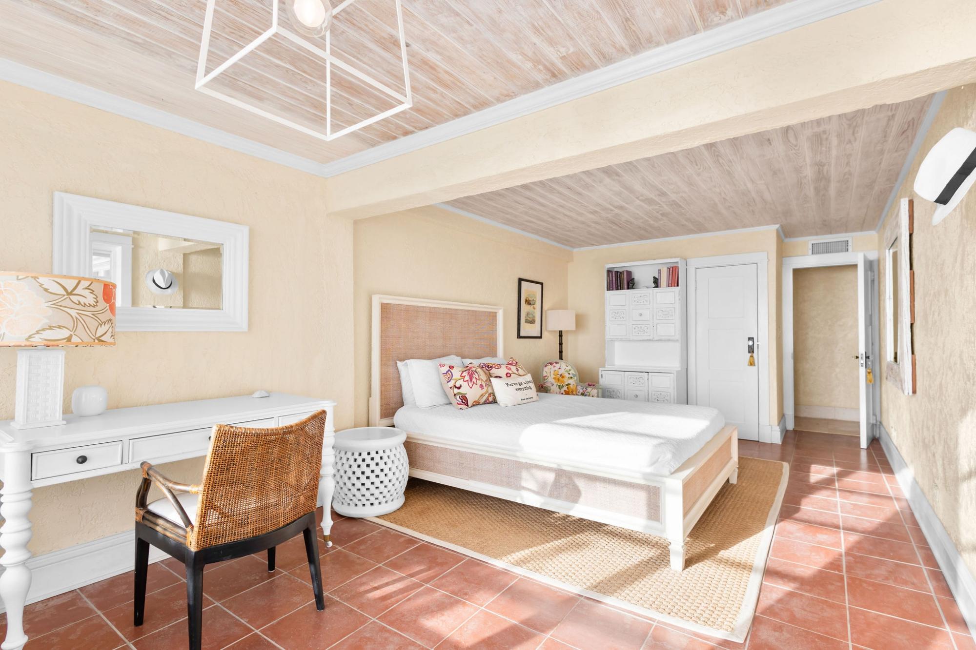 DOLPHINS VILLA & LOT OFB