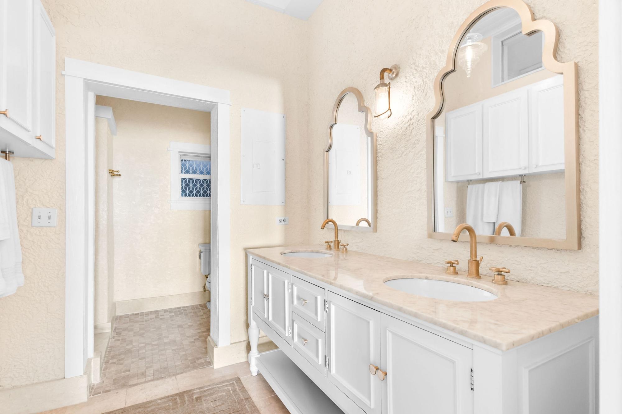 DOLPHINS VILLA & LOT OFB