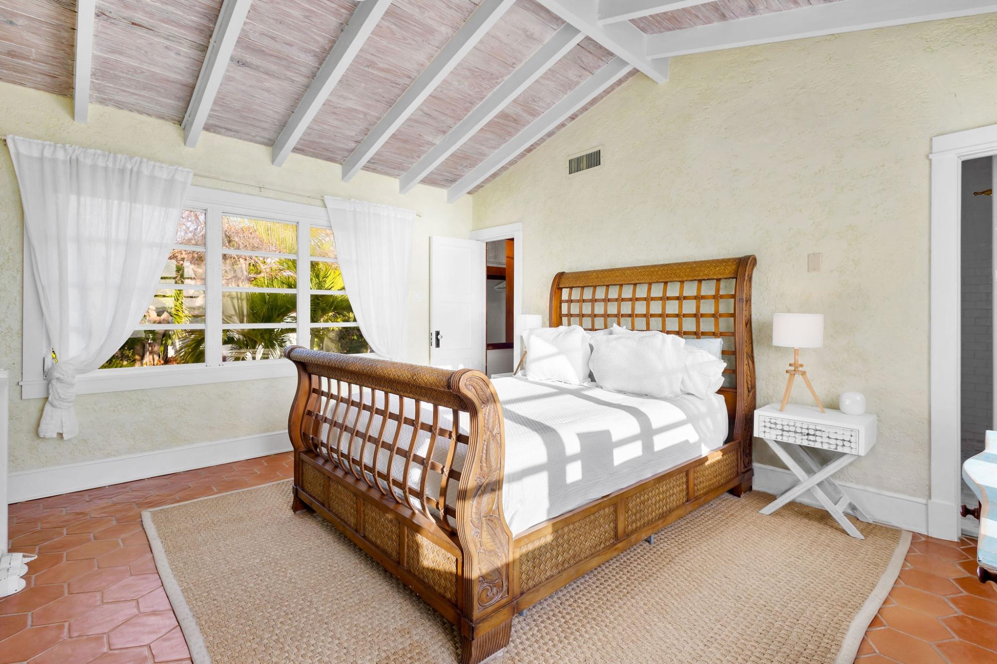 DOLPHINS VILLA & LOT OFB