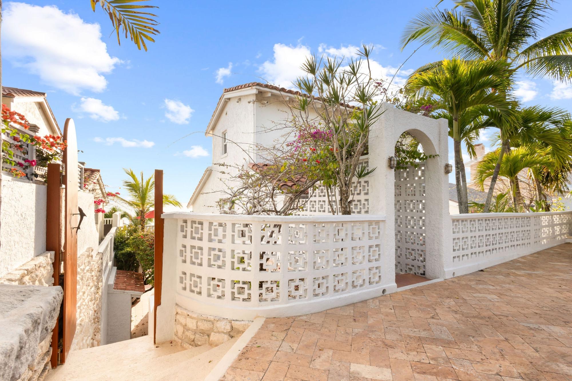 DOLPHINS VILLA & LOT OFB