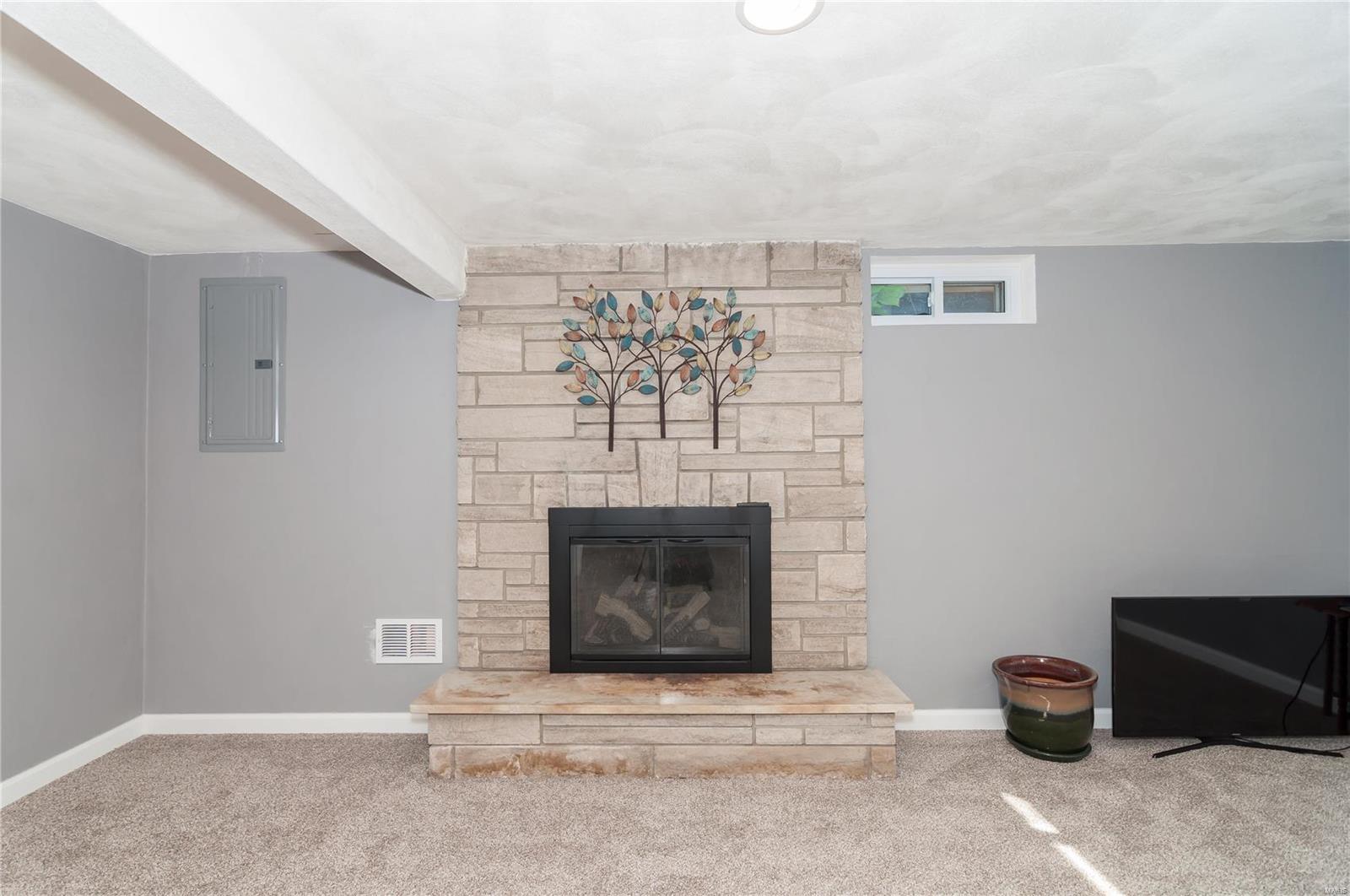 102 DEBBIE DR
