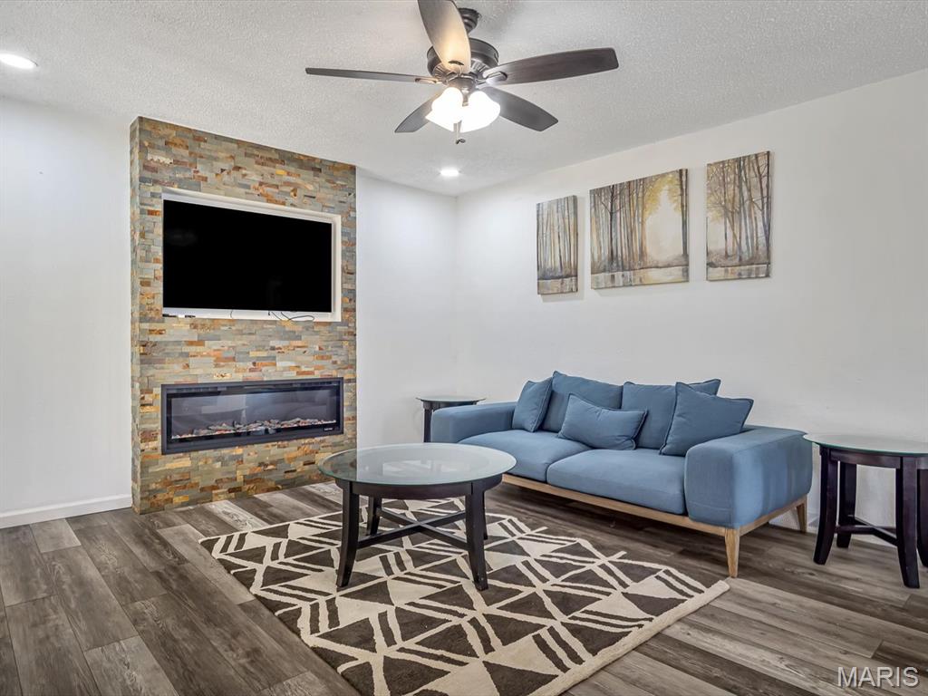 6 N Woodcrest Drive