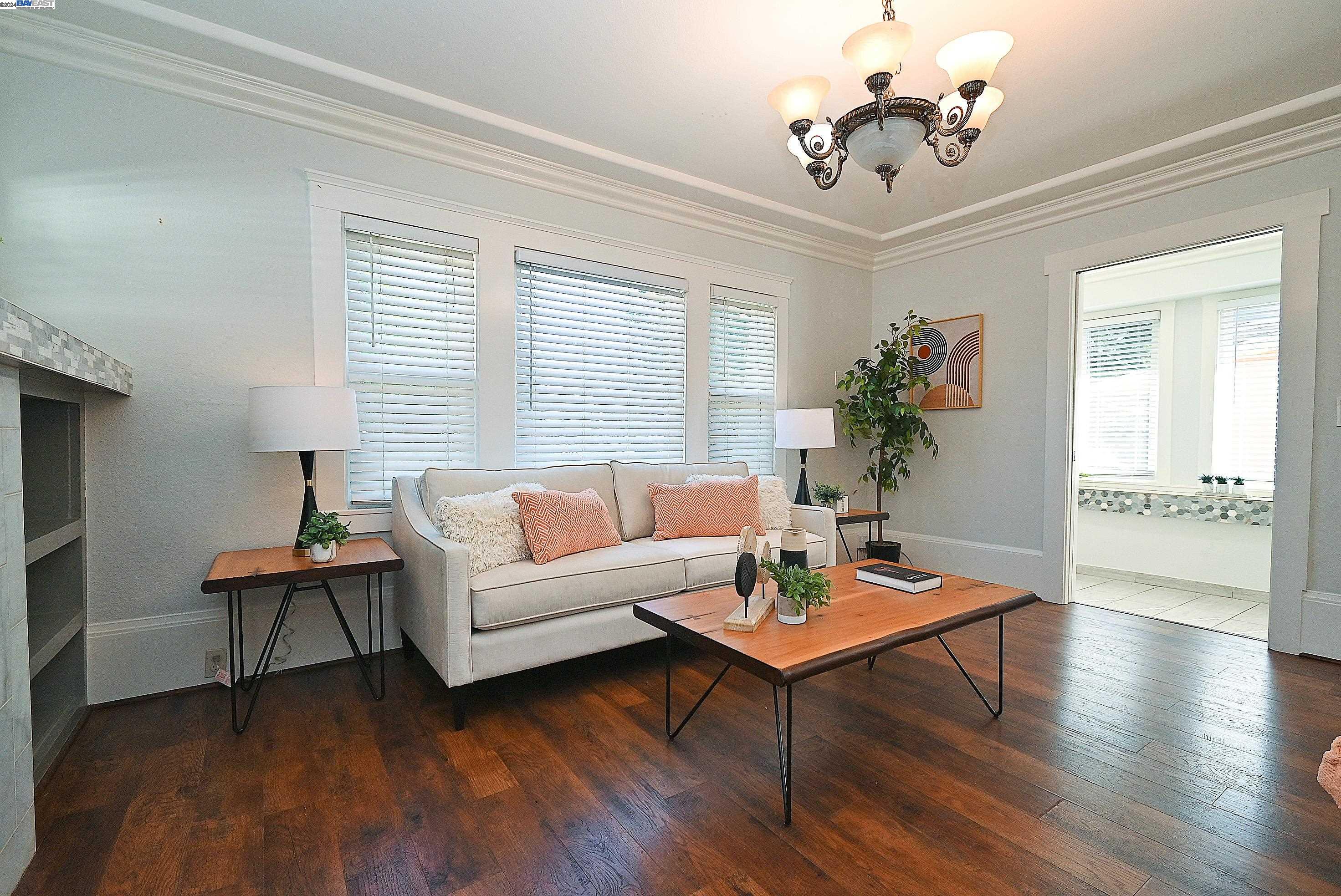3907 Aqua Vista St