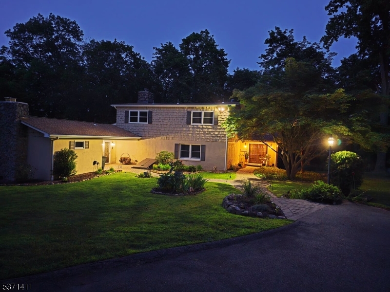 8 Crosby Ln