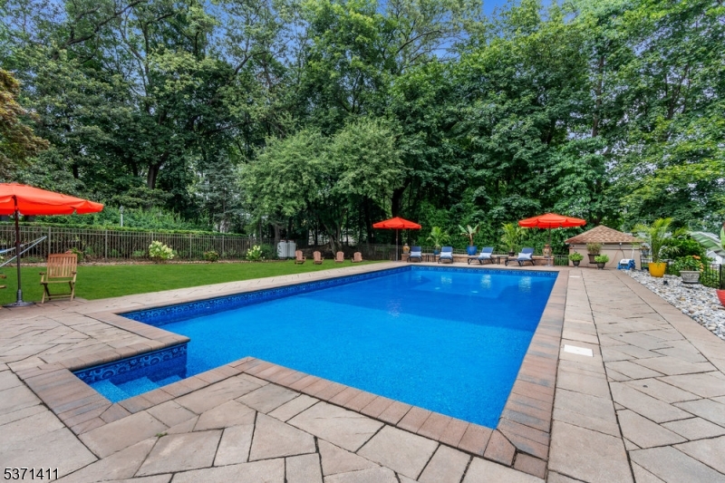8 Crosby Ln
