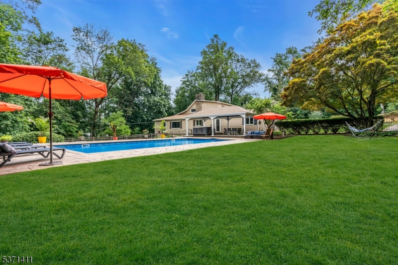 8 Crosby Ln