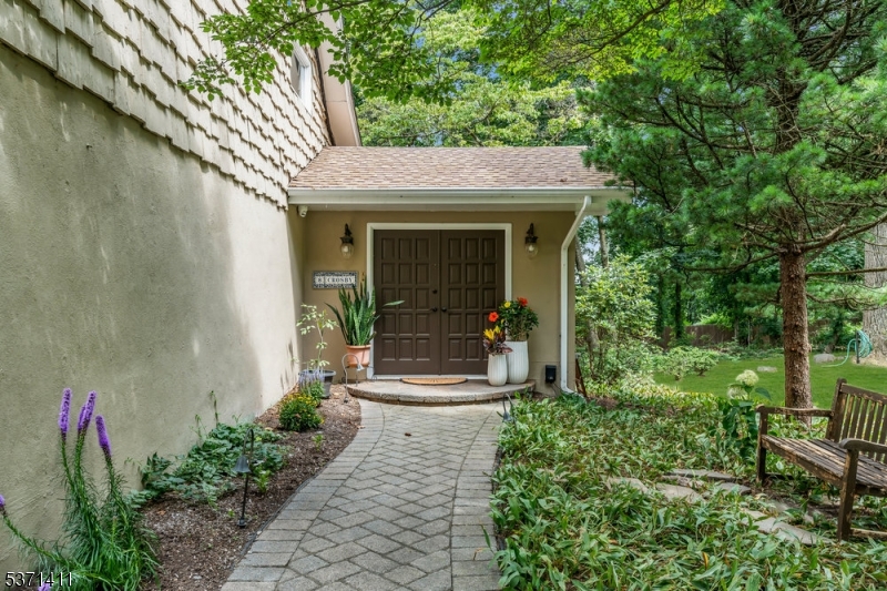 8 Crosby Ln