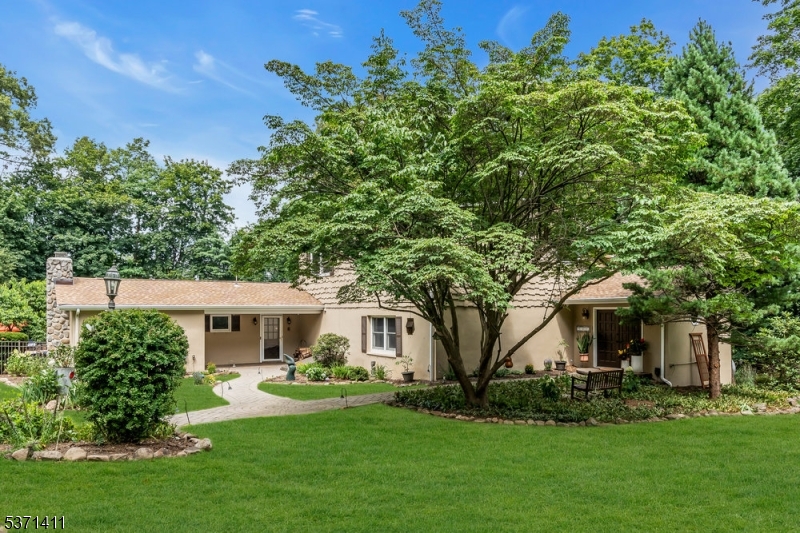 8 Crosby Ln