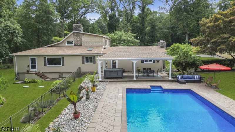 8 Crosby Ln