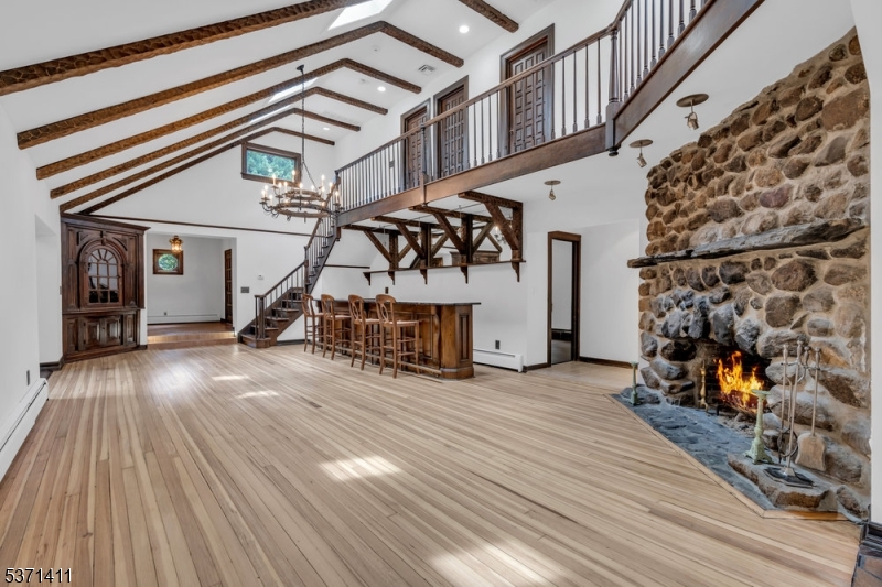 8 Crosby Ln