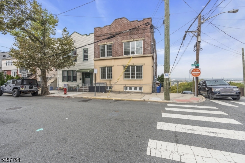 183 Thorne St