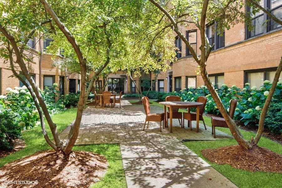 7635 N Greenview Avenue Unit: 1W