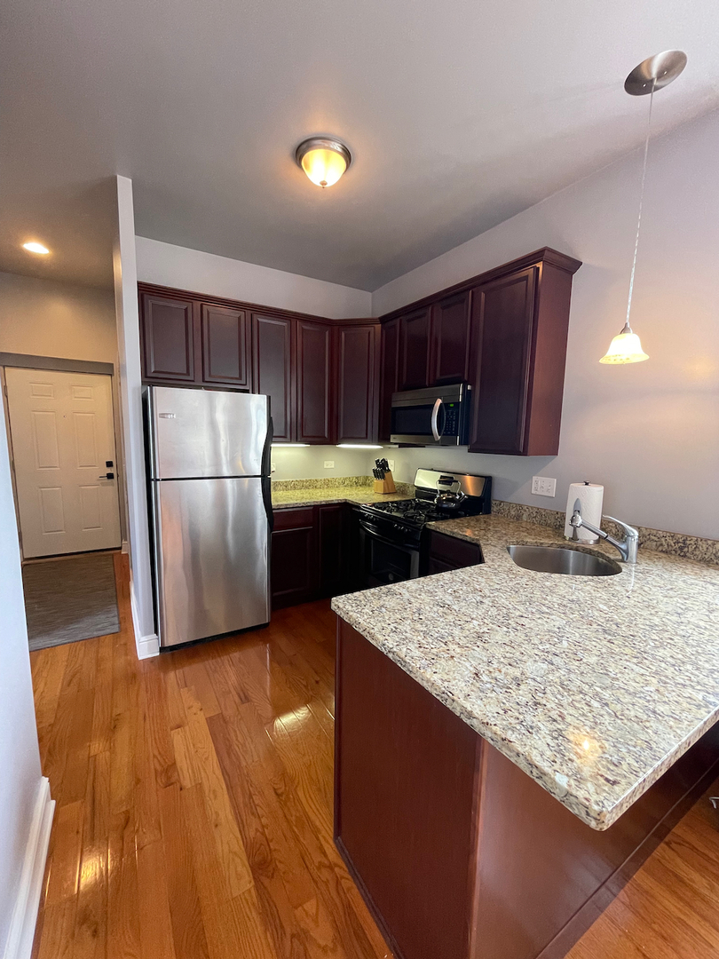 1841 N Lawndale Avenue Unit: 3E
