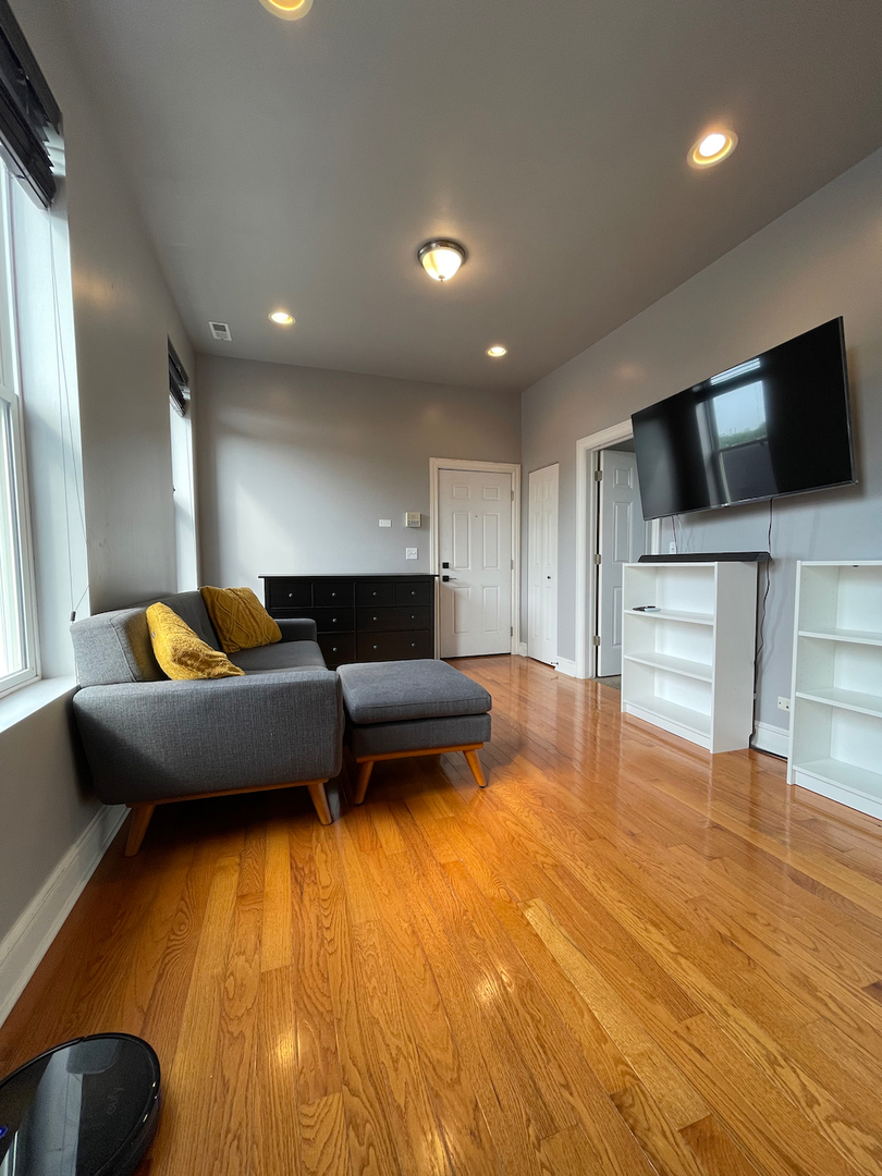 1841 N Lawndale Avenue Unit: 3E