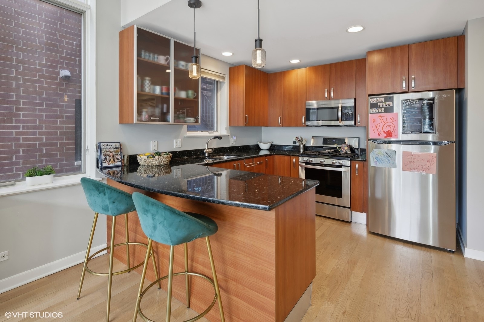 1056 N Wolcott Avenue Unit: 2N