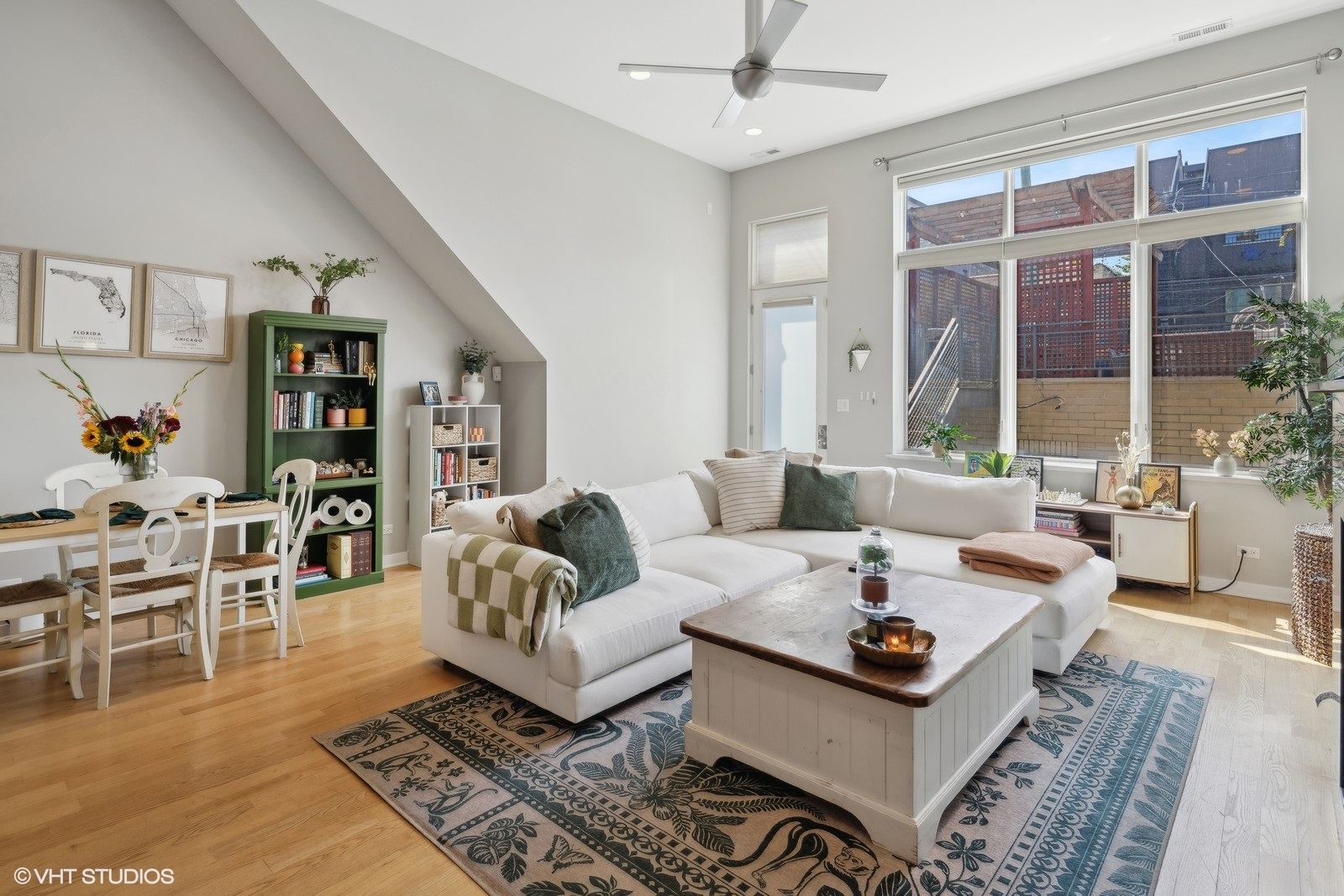 1056 N Wolcott Avenue Unit: 2N