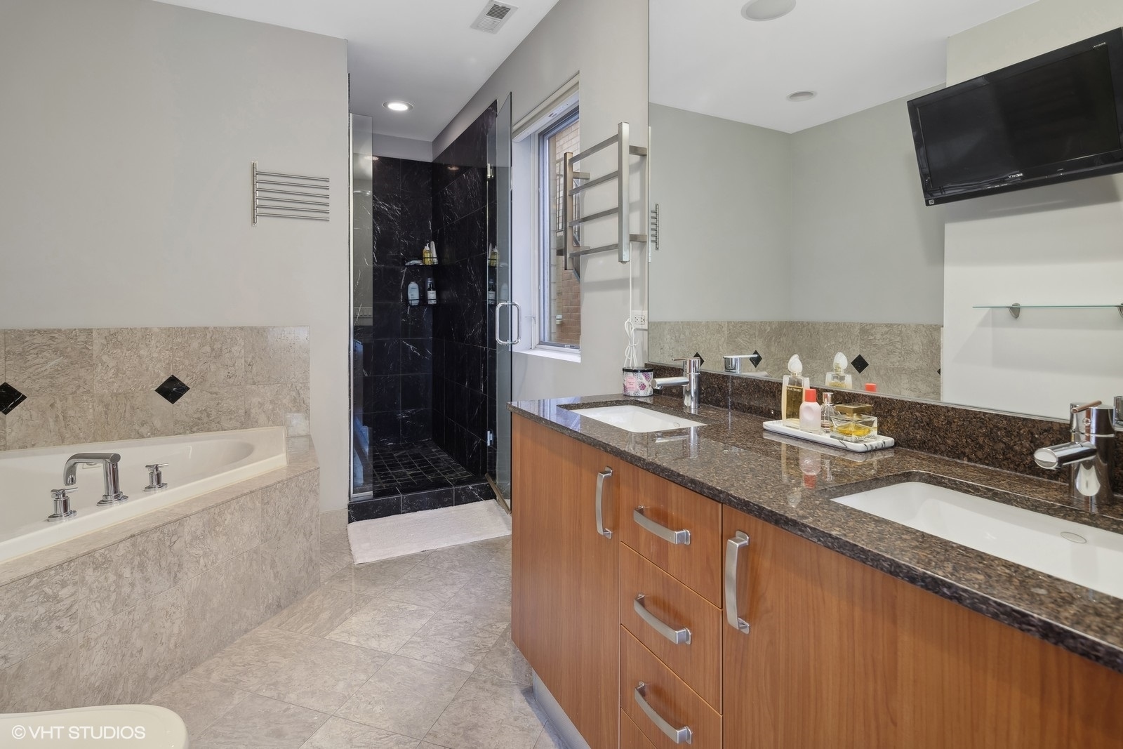 1056 N Wolcott Avenue Unit: 2N
