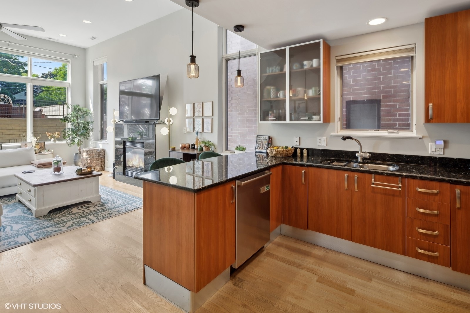 1056 N Wolcott Avenue Unit: 2N