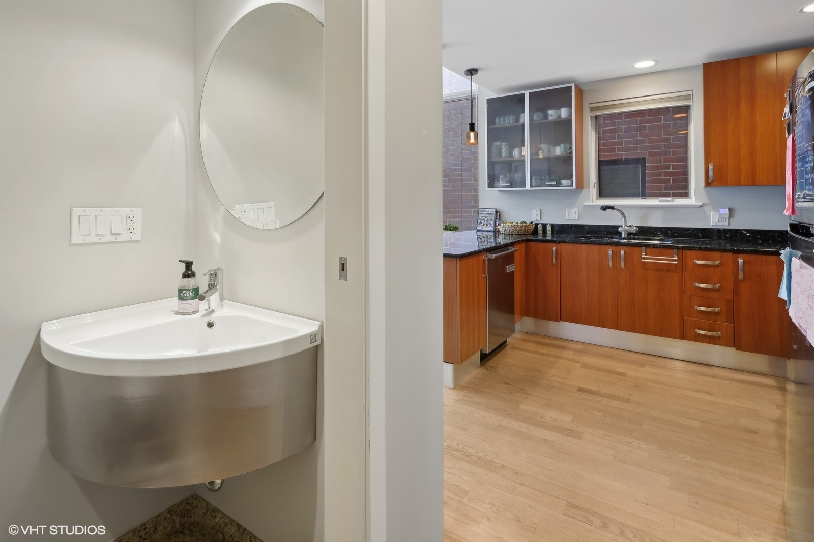1056 N Wolcott Avenue Unit: 2N