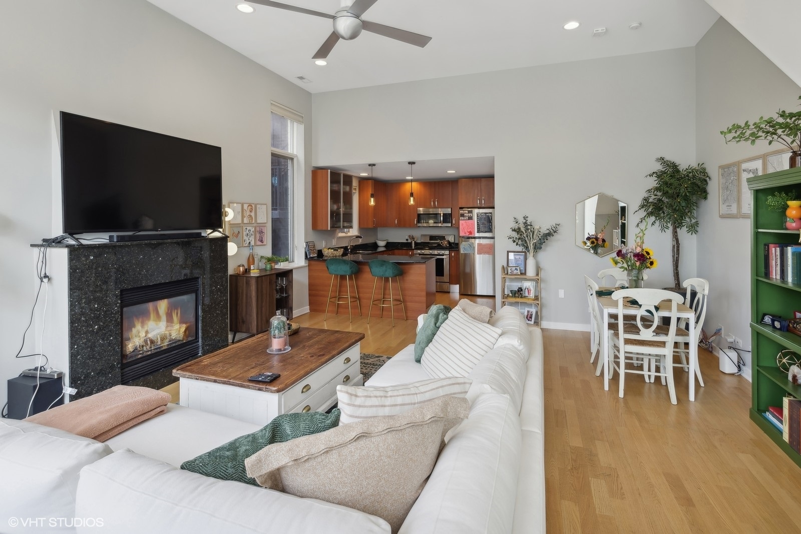 1056 N Wolcott Avenue Unit: 2N