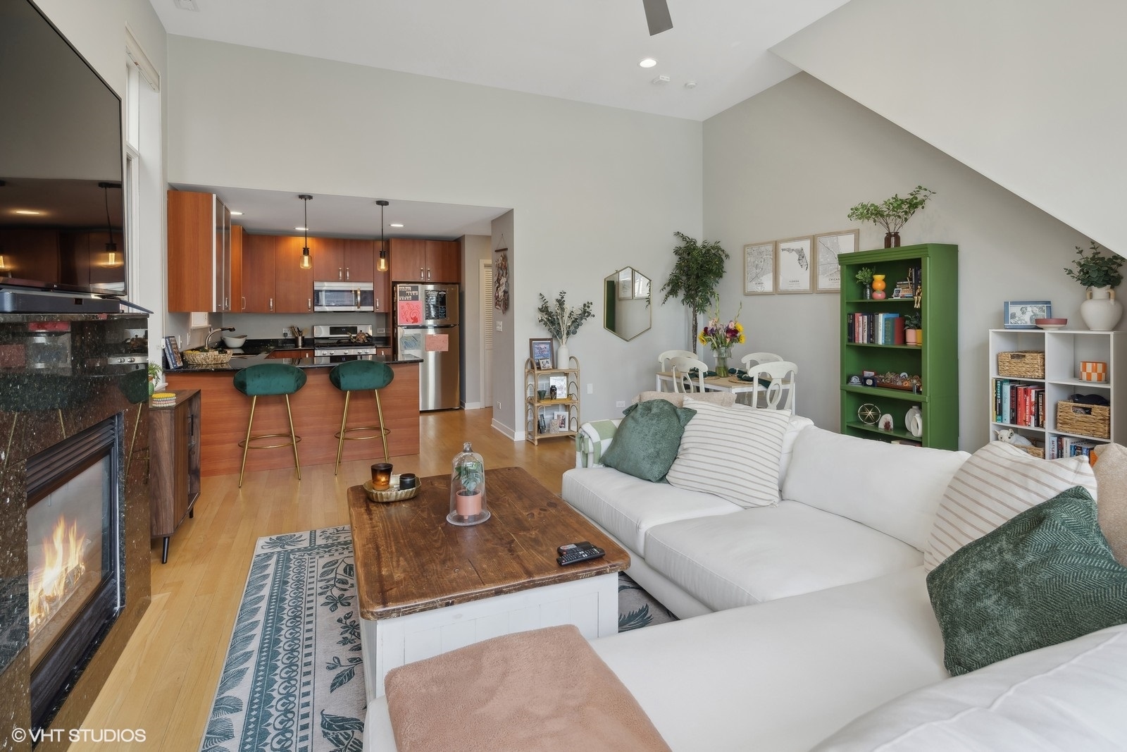 1056 N Wolcott Avenue Unit: 2N