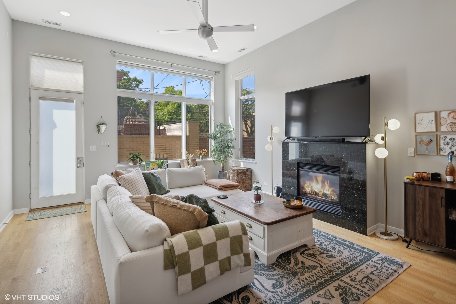 1056 N Wolcott Avenue Unit: 2N
