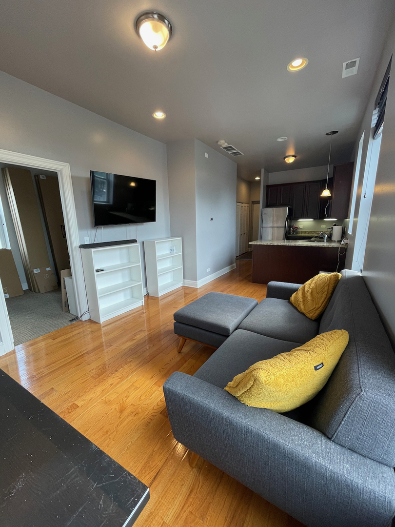 1841 N LAWNDALE Avenue Unit: 3E