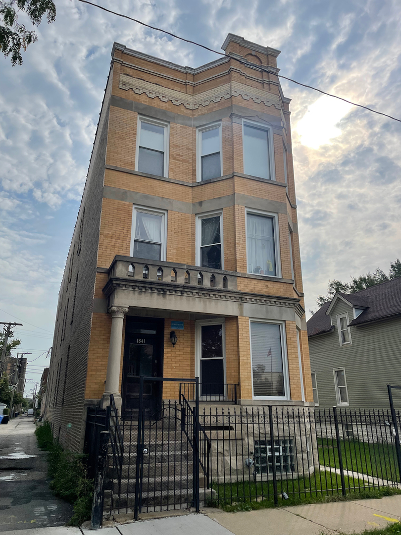 1841 N LAWNDALE Avenue Unit: 3E