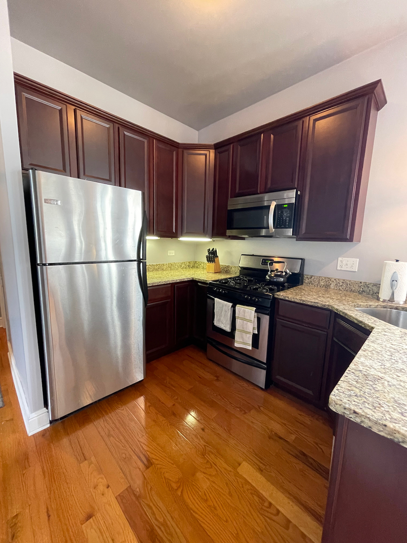 1841 N LAWNDALE Avenue Unit: 3E