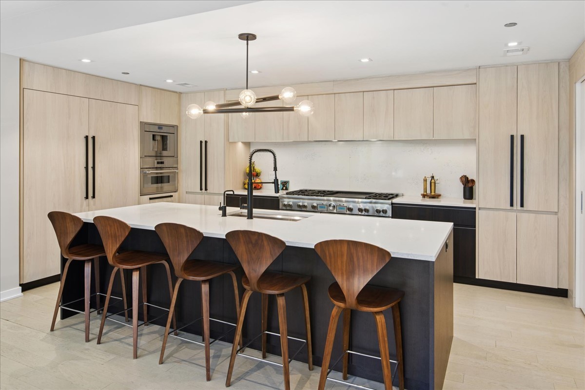 1400 W Monroe Street Unit: 2A