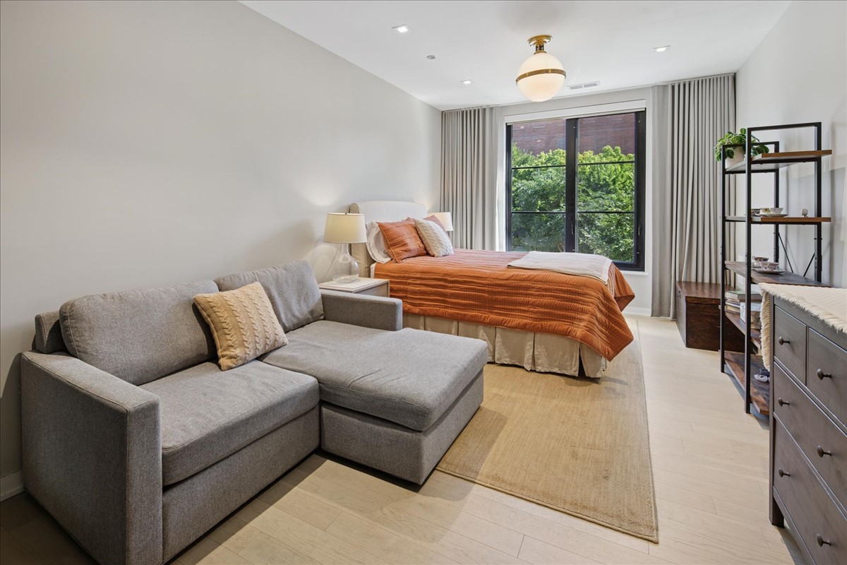 1400 W Monroe Street Unit: 2A