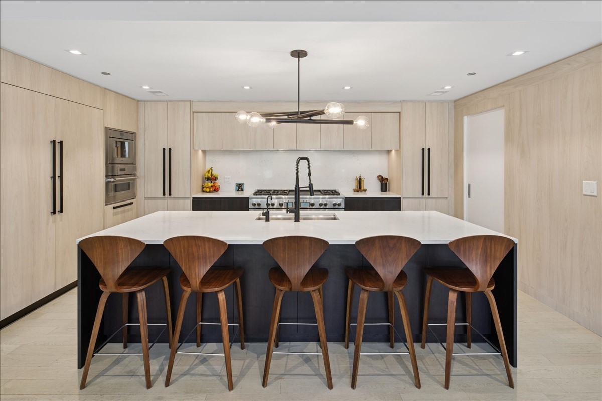 1400 W Monroe Street Unit: 2A