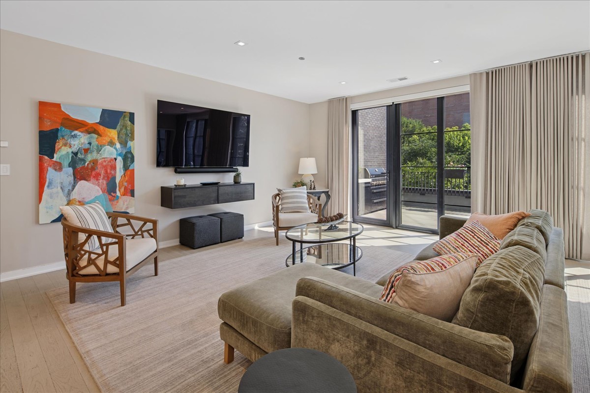 1400 W Monroe Street Unit: 2A