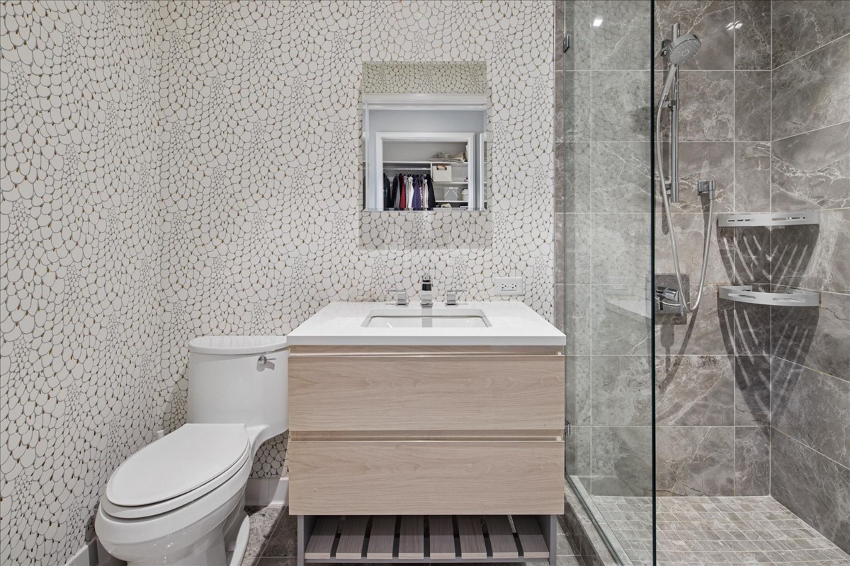 1400 W Monroe Street Unit: 2A