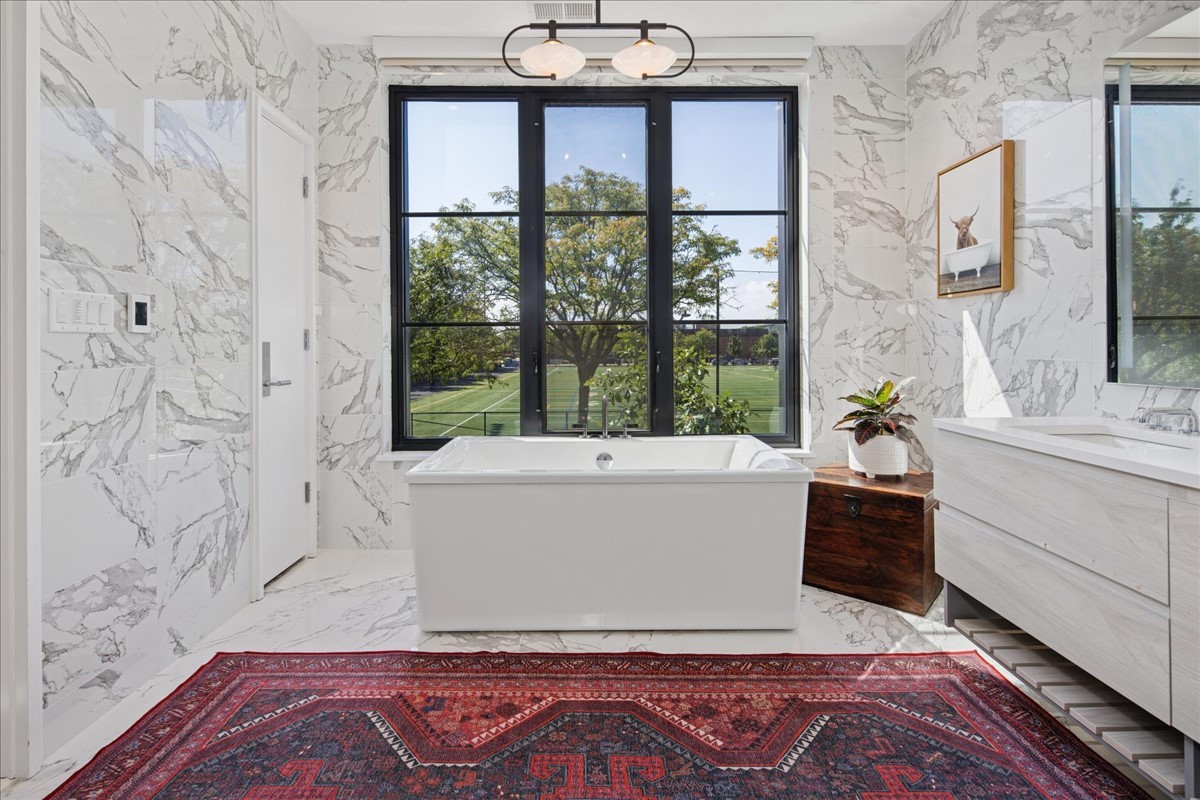 1400 W Monroe Street Unit: 2A