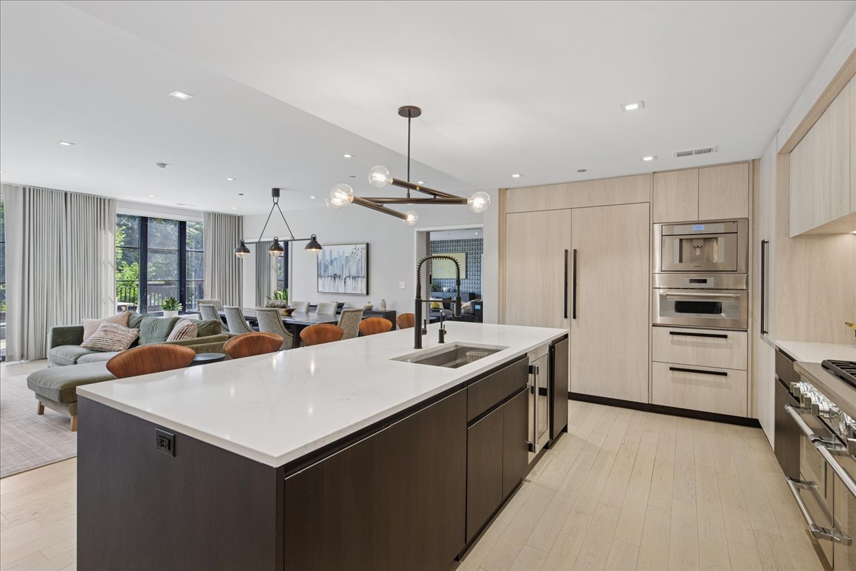 1400 W Monroe Street Unit: 2A